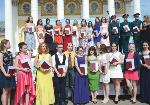 Выпускникам КГУ впервые вручили дипломы на Сусанинской площади